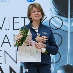 PHOTO-202-MCD Marie-Chantal Demaille honorée par la FIE ET LA FFE aux Championnats du Monde Vétérans , Fleuret-Epée (Zadar, 2022) reçoit l'hommage de la FIE pour l'anniversaire de sa finale aux JO de Munich de 1972. 50 ans après, M.C. Demaille est toujours en piste...